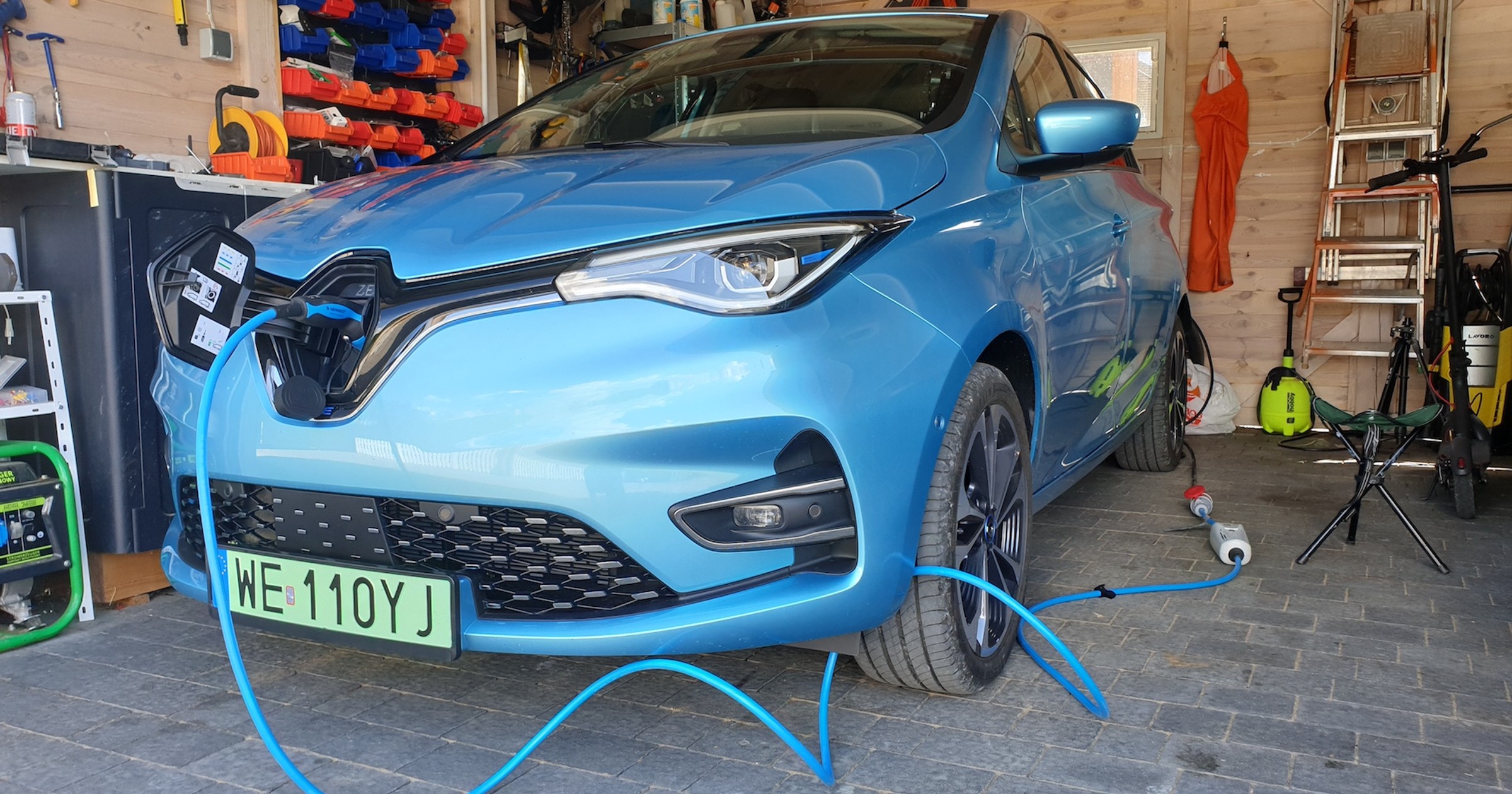 Aby szybko ładować auto elektryczne w domowym garażu, potrzebny jest albo tzw. wallbox, albo ładowarka podłączana do gniazda 3-fazowego