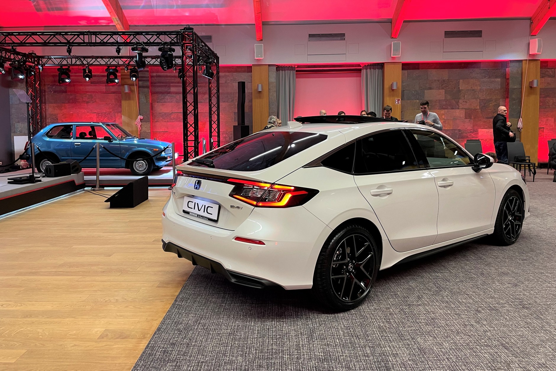 Najmłodsza Honda Civic na tle najstarszej. Te auta dzieli aż 50 lat!