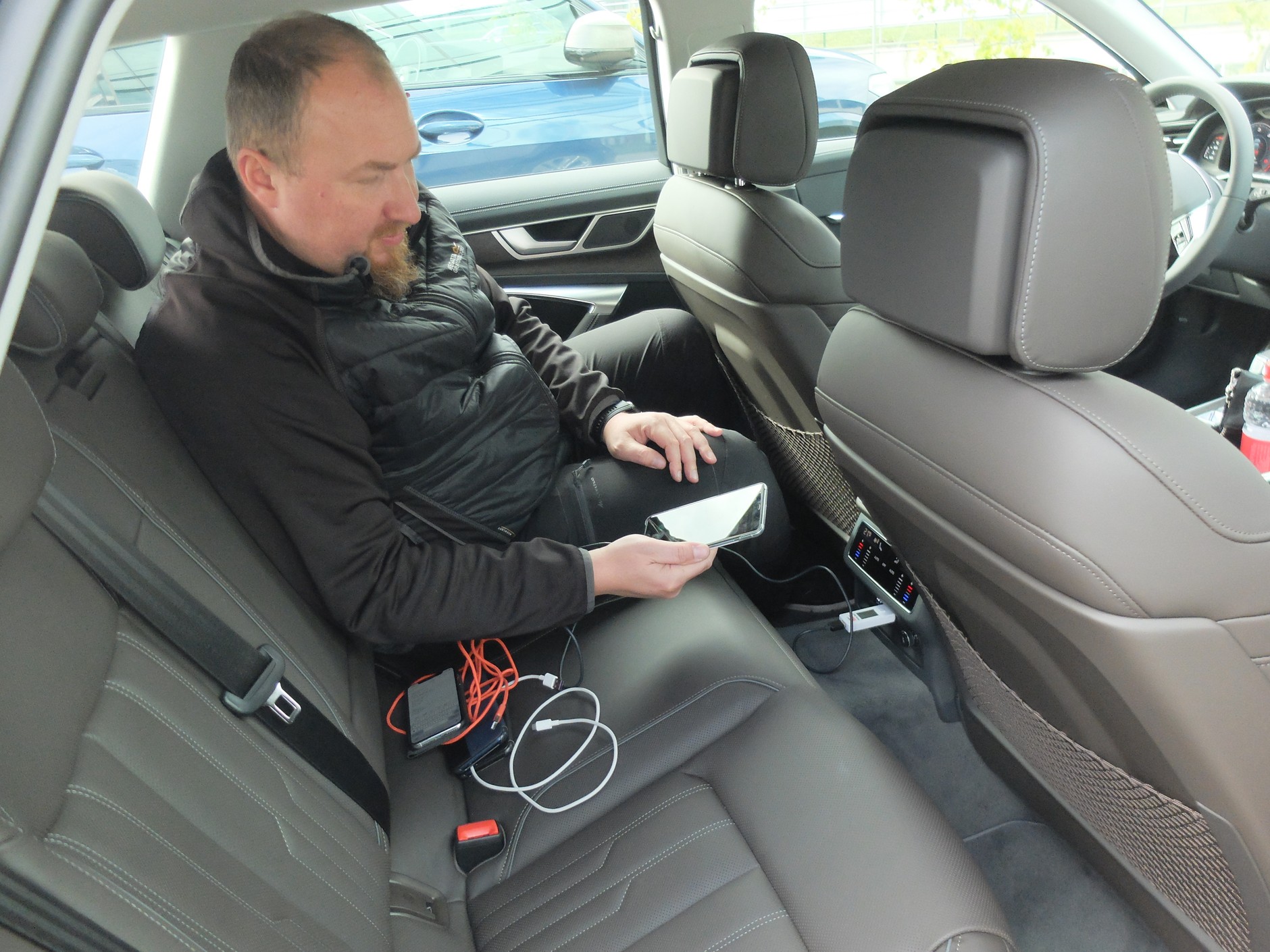 Test ładowania poprzez USB w tylnej części auta