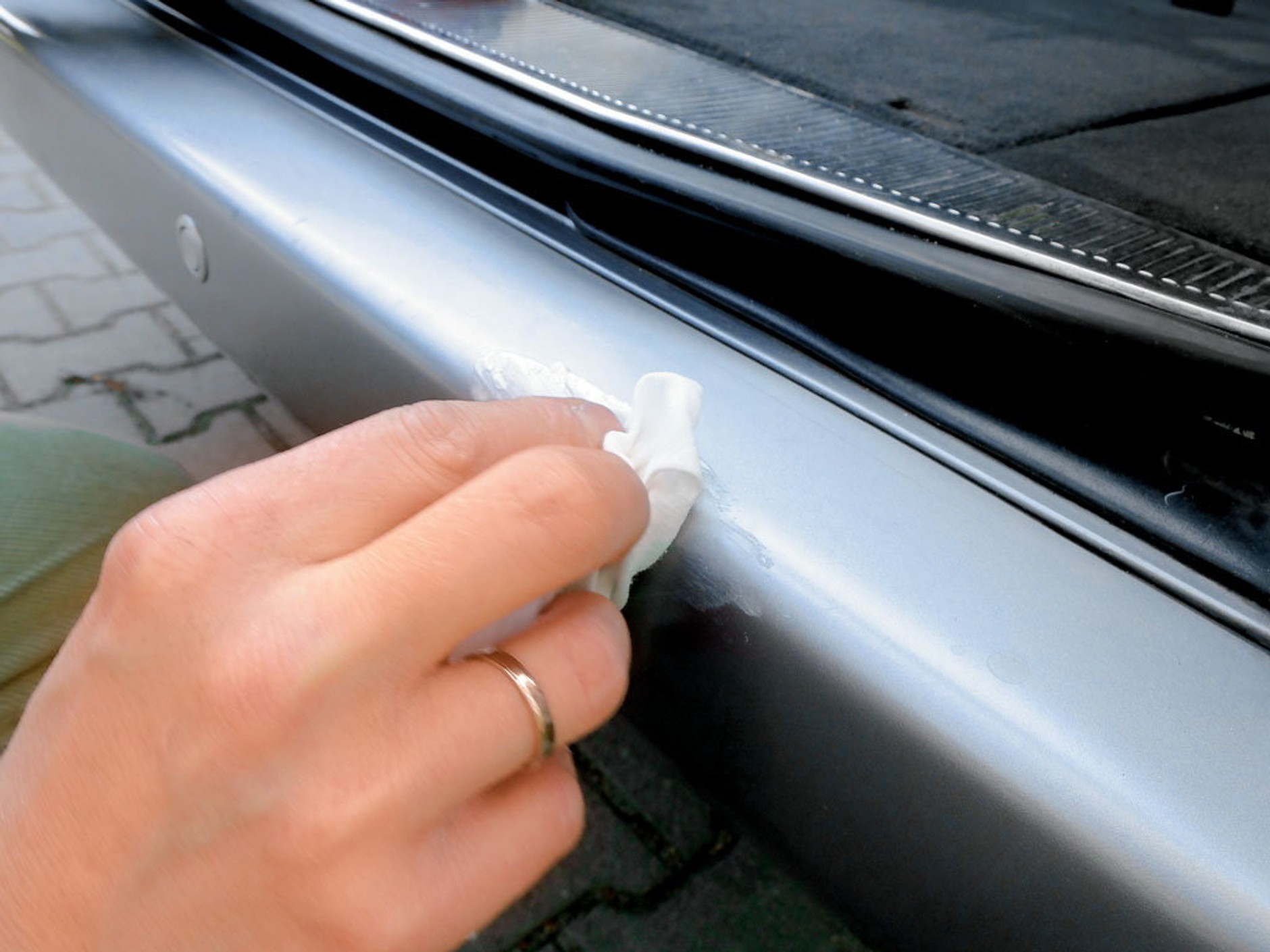 Usuwanie rys na zderzaku