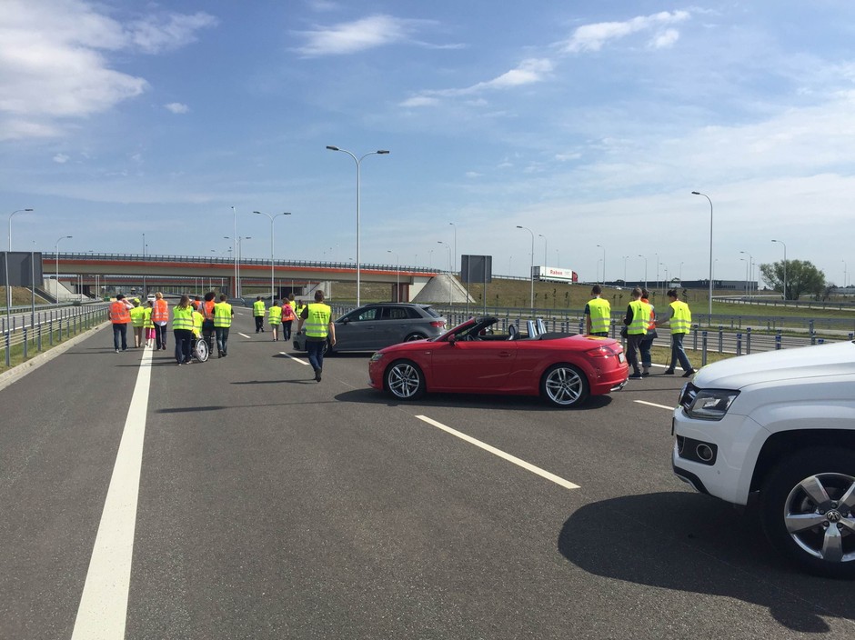 Niewidome dzieci poznają autostradę