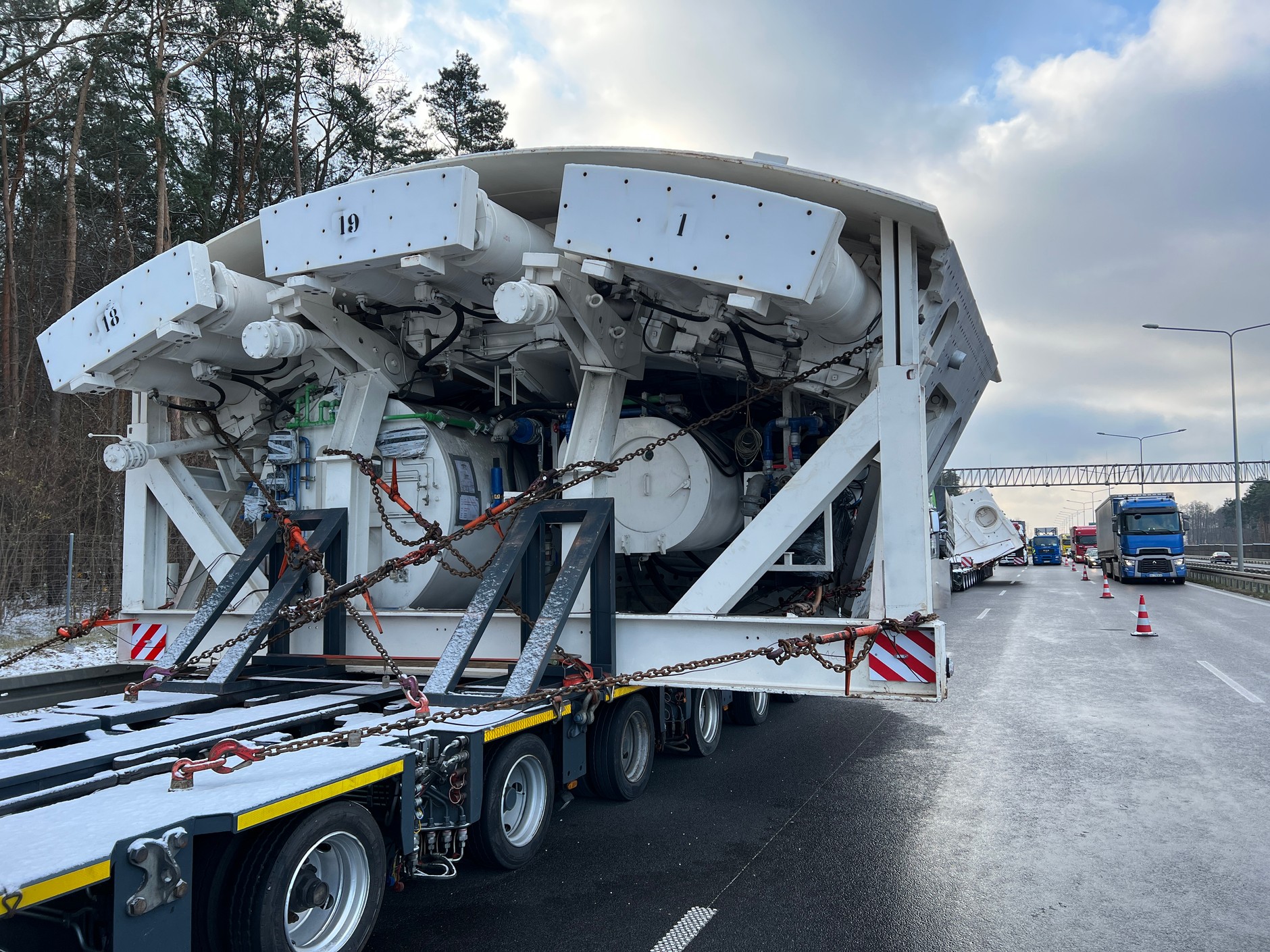 Transport gigantycznej maszyny czeka przed wjazdem do Warszawy na drodze ekspresowej S8 w pobliżu węzła Janki