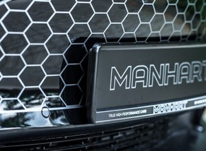 Manhart TM3 720 – Tesla Model 3 z naklejonym grillem