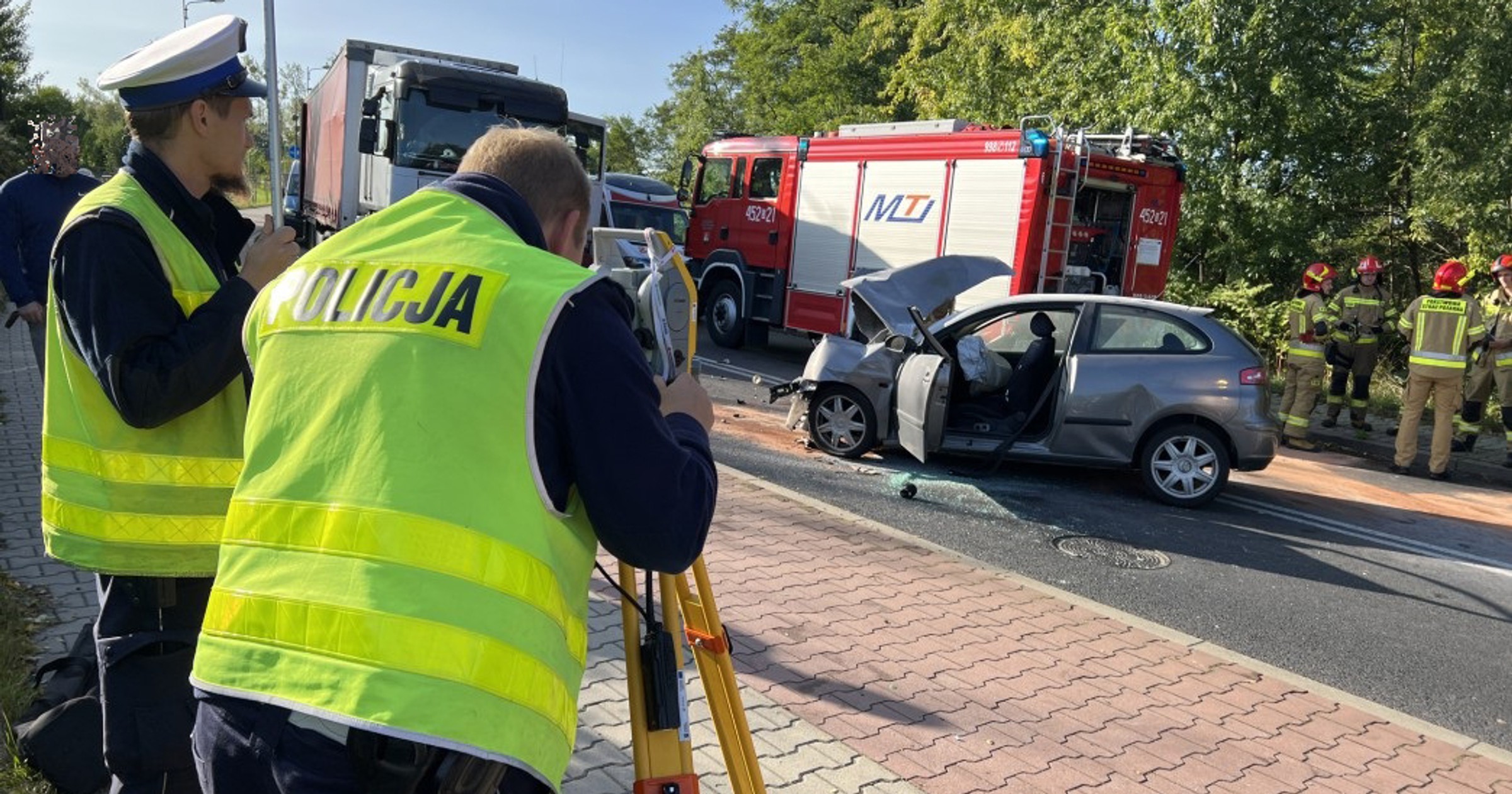 Czołowe zderzenie Seata i Renault. Kierowca nieprzytomny, policjant udzielił pierwszej pomocy.