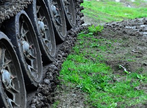 Rosyjskie wojsko zgubiło czołg. Zostawiło go na środku drogi gąsienicami do góry