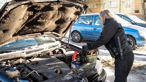 Awaryjne odpalanie samochodu na mrozie przez strażniczkę miejską