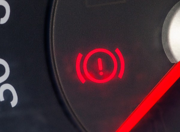 Kółko z wykrzyknikiem na desce rozdzielczej samochodu. Co oznacza ten wskaźnik?
