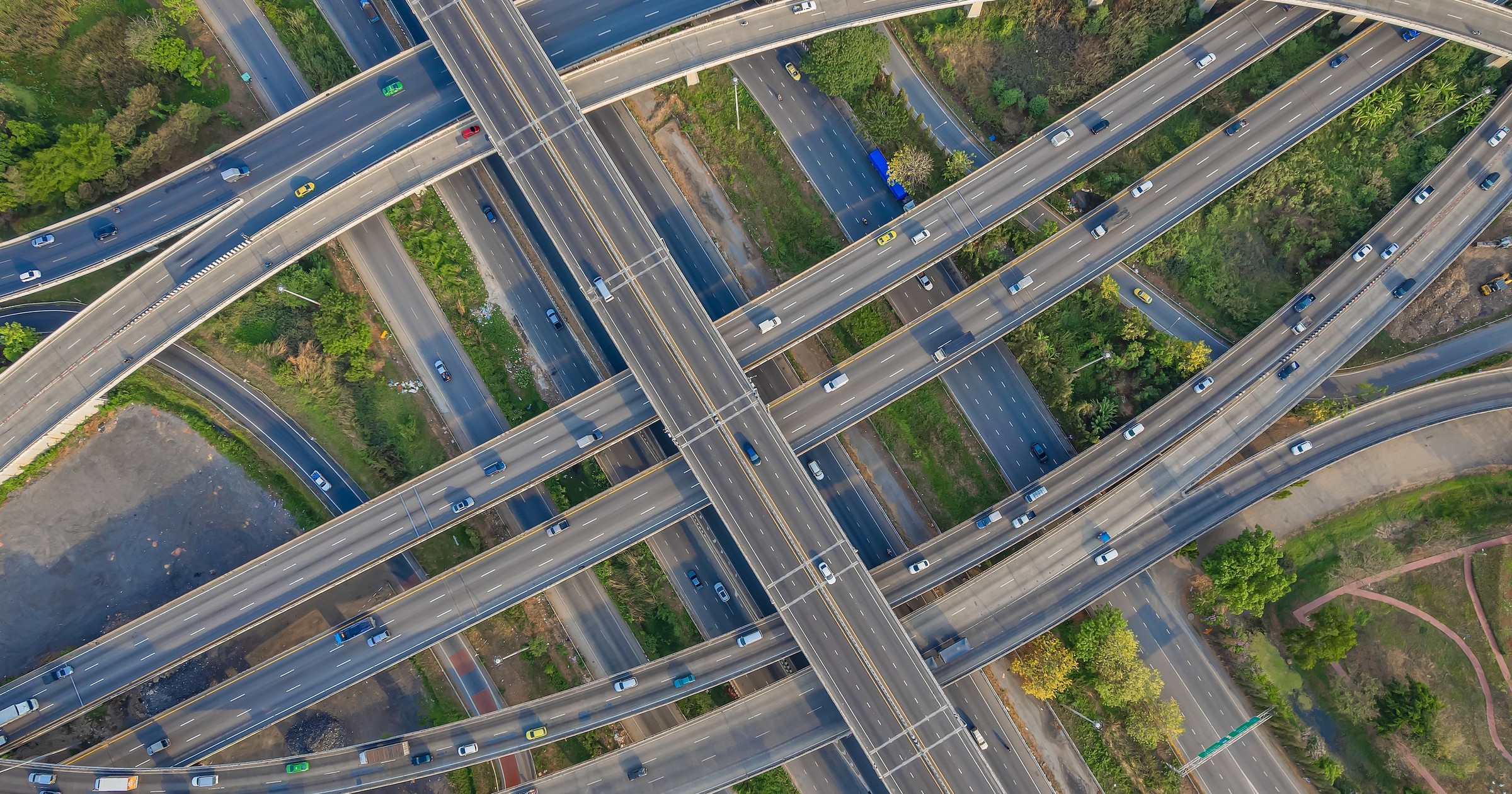 Wielopoziomowy węzeł autostradowy — zdj. ilustracyjne