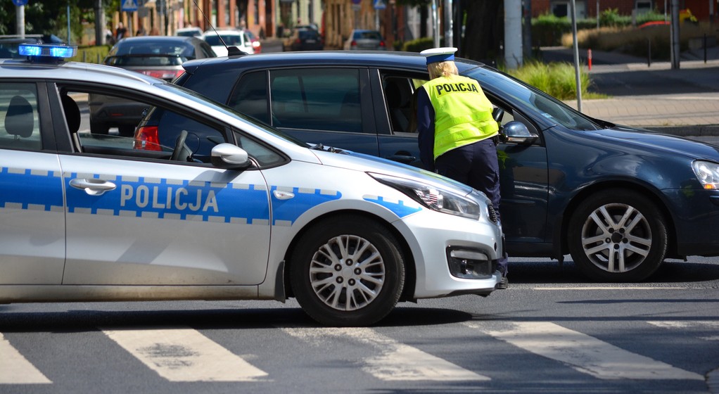 Policjanci kontrolują kierowców i sprawdzają specjalne kody