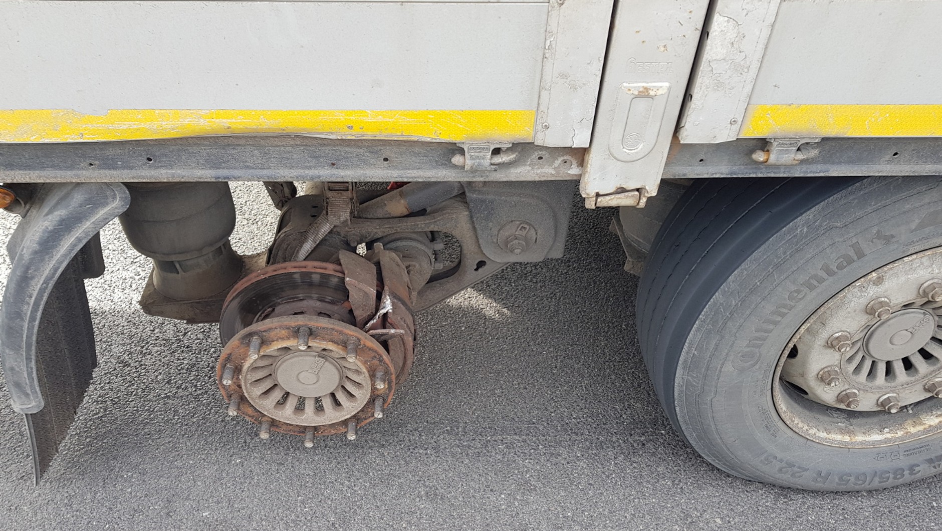 W naczepie ciężarówki pracownicy inspekcji transportu drogowego zauważyli brak jednego koła