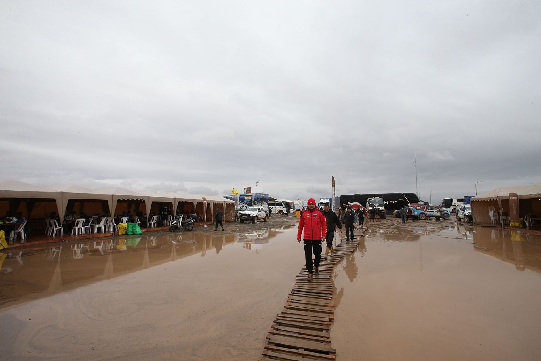 Rallye Dakar 2017 - tak wyglądał biwak po ulewnym deszczu