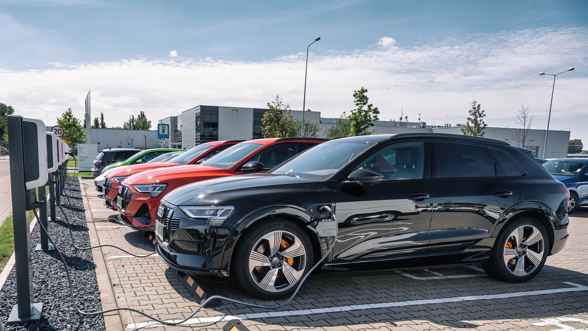 Pracownicy Volkswagen Group Polska mają do dyspozycji 50 punktów ładowania na parkingu przy siedzibie. We flocie aut służbowych firmy jest 60 elektryków i 60 hybryd plug-in.