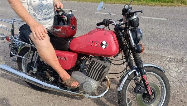 Policjanci zatrzymali motocyklistę. Jechał bez kasku, a to, do czego go używał, wprawiło ich w osłupienie
