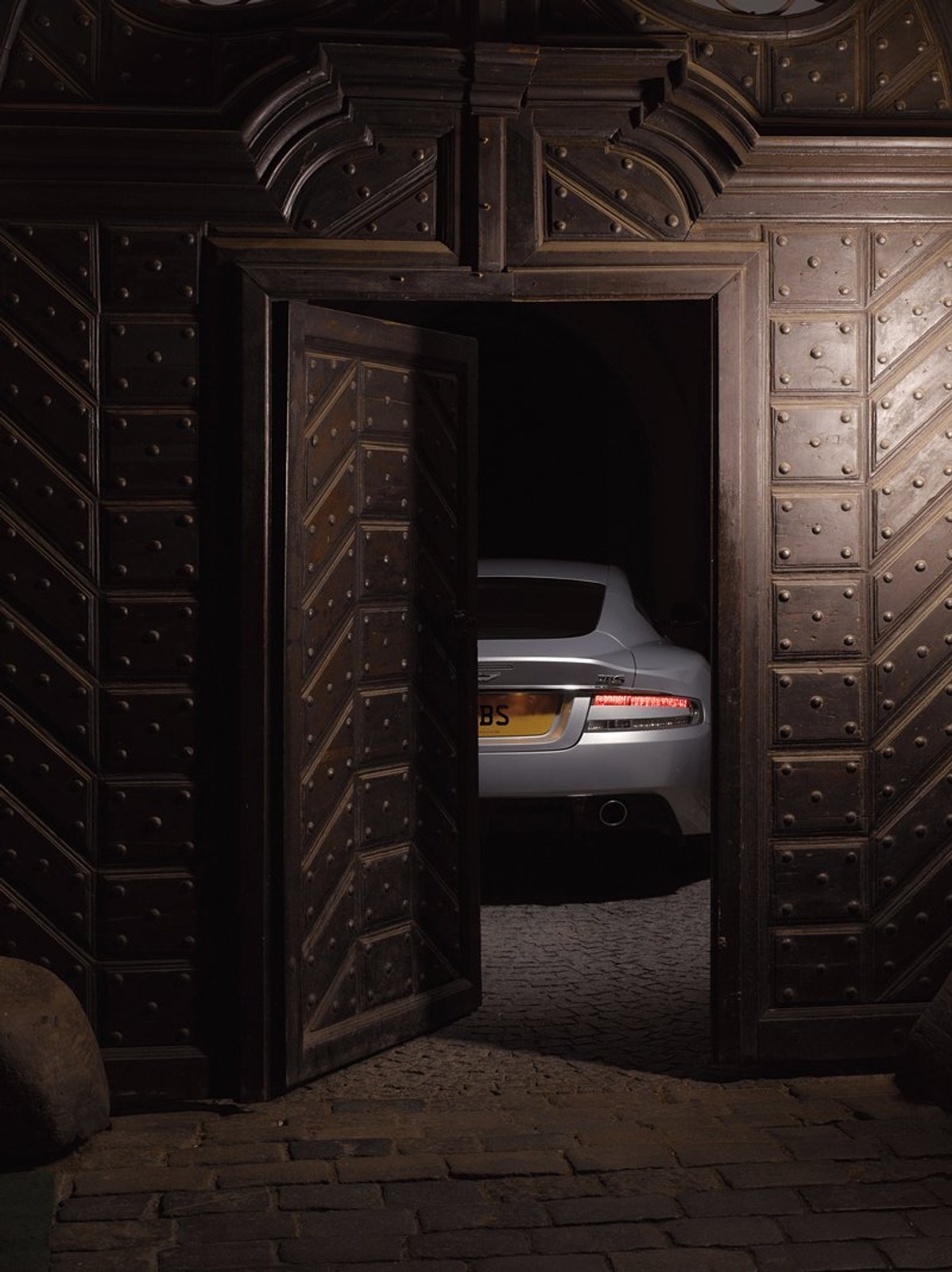 Nowy Aston Martin DBS w Pradze: oficjalne informacje i zdjęcia