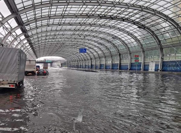 Trasa S8 w Warszawie pod wodą. Miasto tonie w wodzie i w korkach