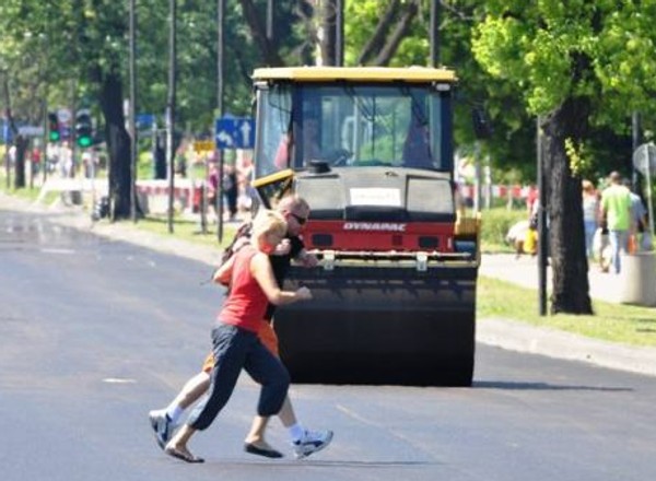 Piesi sami wpadają pod koła?