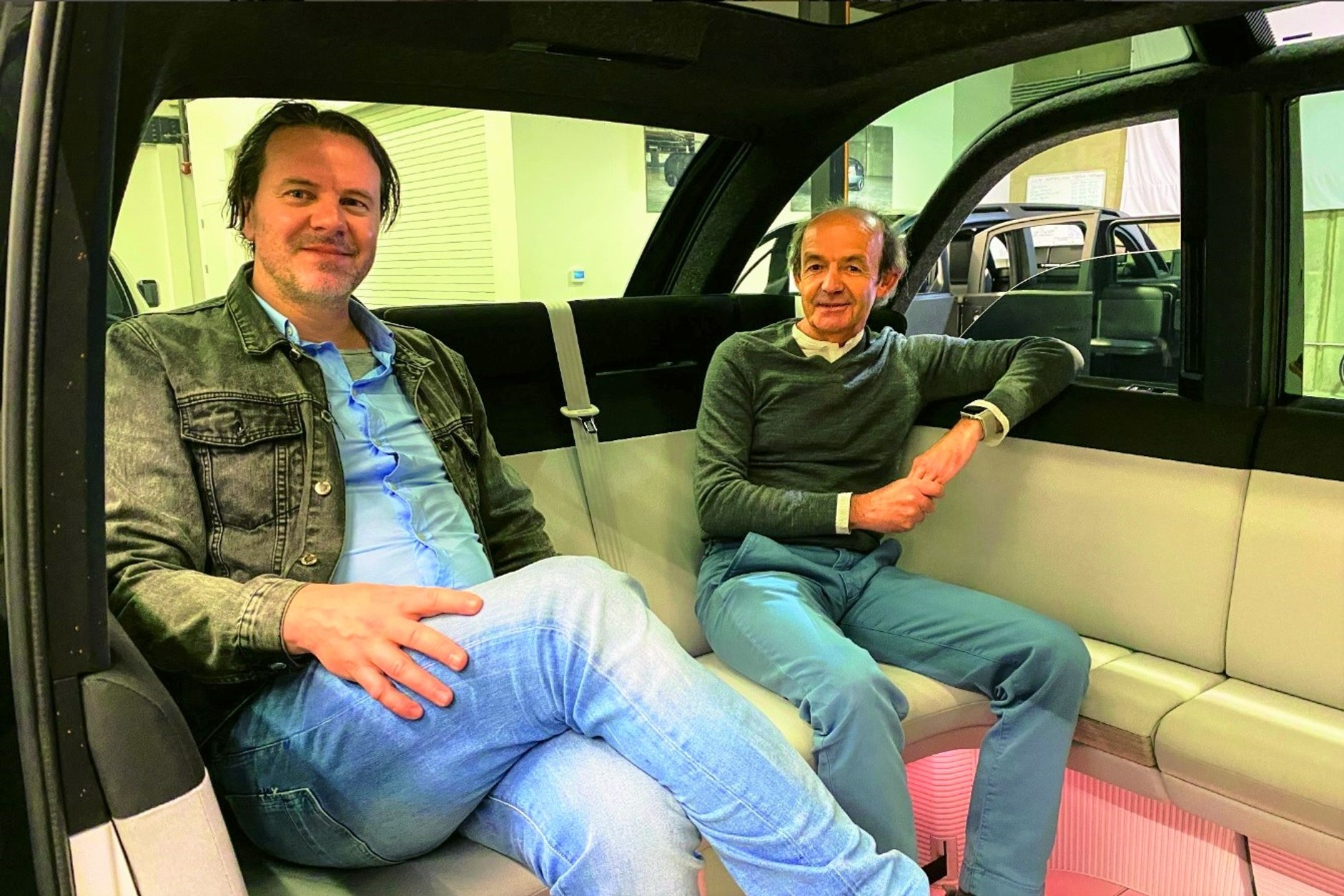 Po prawej Ulrich Kranz, projektant platformy Canoo