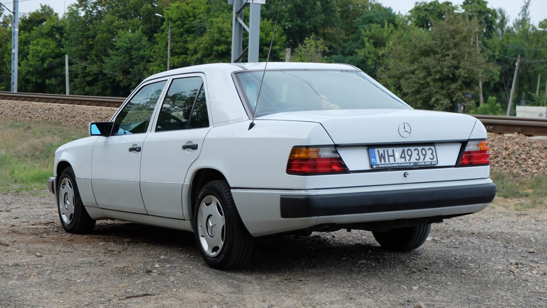 Do 1993 roku W124 miał czarne listwy na zderzakach. Potem, 
w E-klasie, były już lakierowane.
