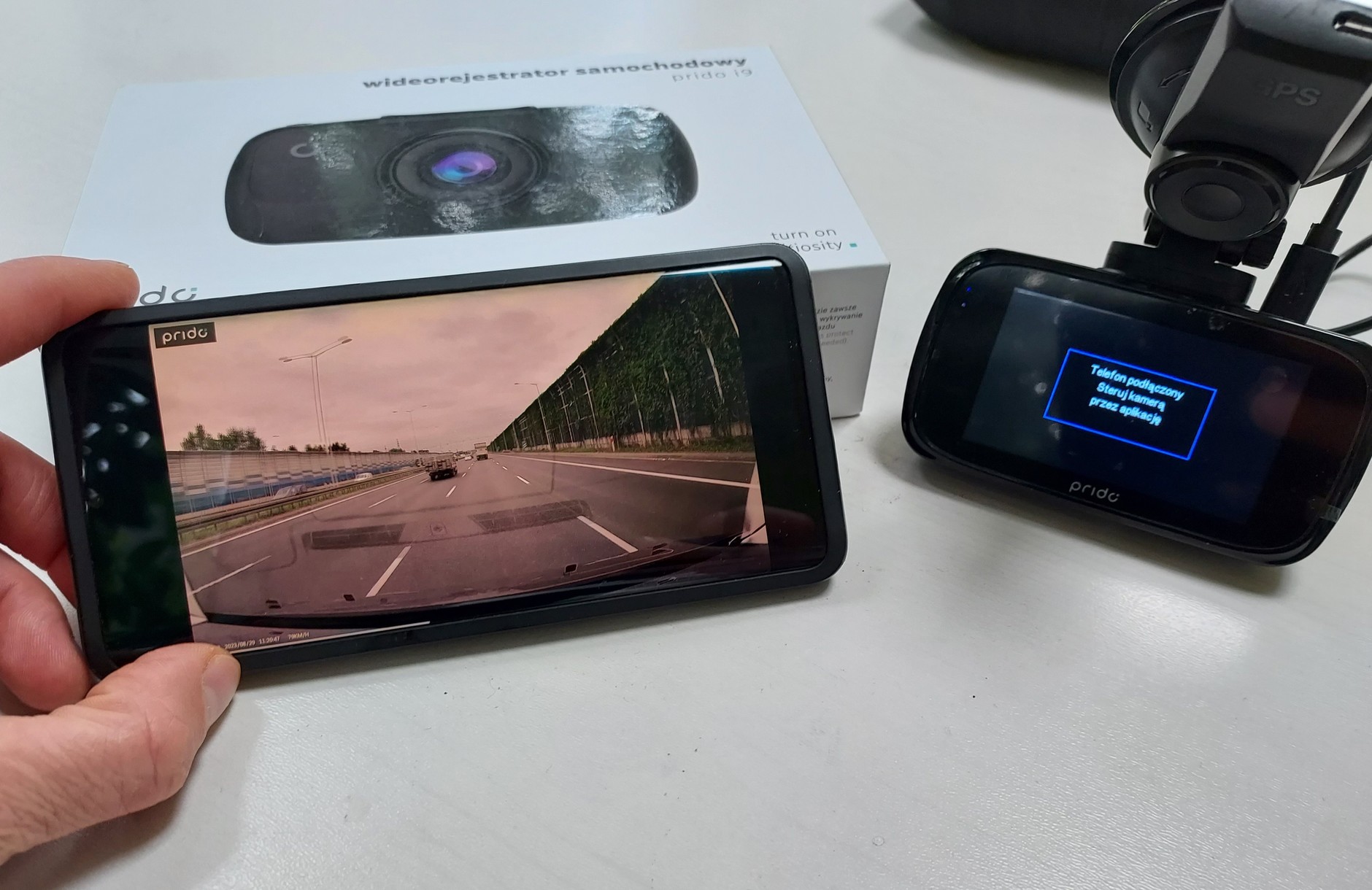 Prido i9 łączy się bezprzewodowo z telefonem. Można więc, praktycznie od razu, obejrzeć zawartość nagrania. Inna rzecz, że nie zawsze od razu, na ekranie telefonu, da się odczytać szczegóły