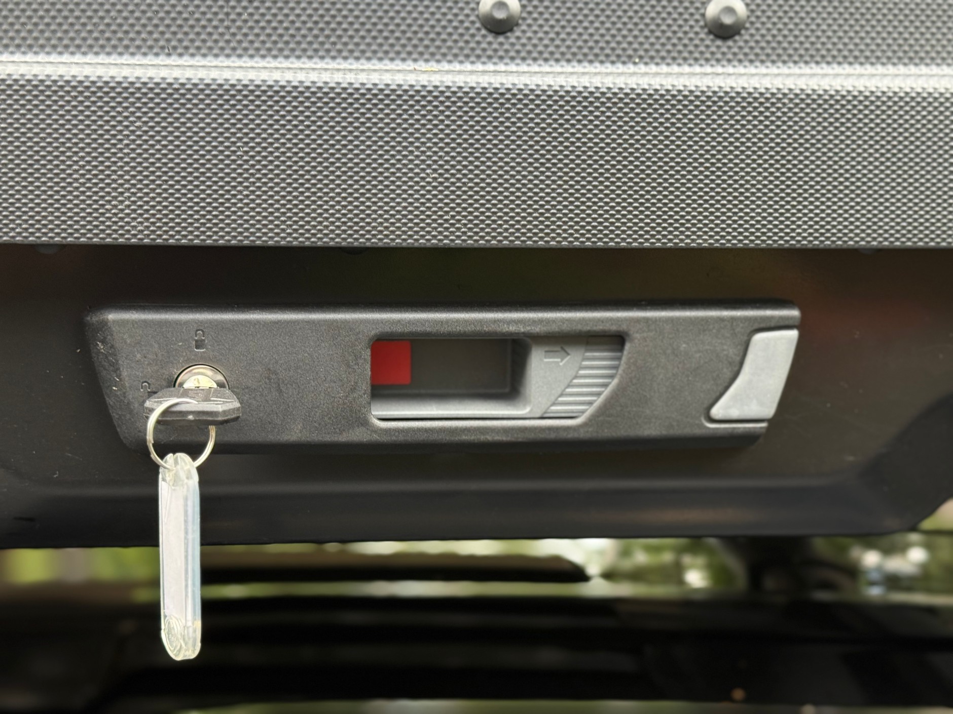 Box dachowy Thule Force 3 – czerwony wskaźnik sygnalizuje, że coś się nie domknęło