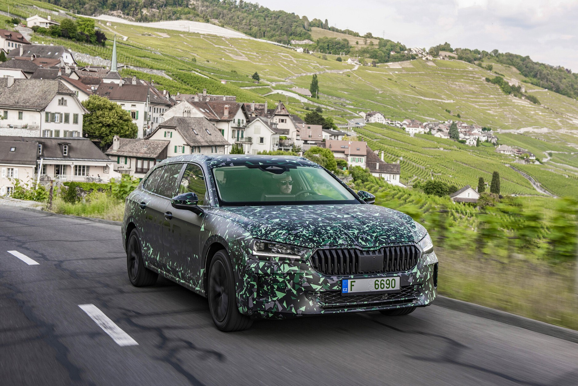 Nowa Skoda Superb w kamuflarzu