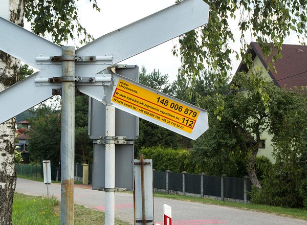 Żółtych naklejek są tysiące. Szkoda, że kierowcy o nich nie pamiętają