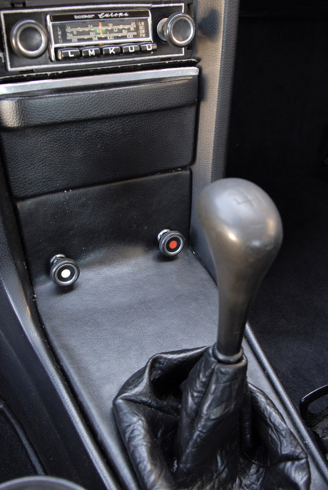 MERCEDES 114/115 - rdzewiejący prestiż