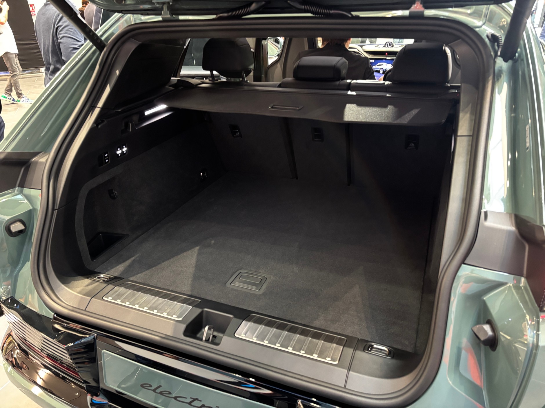 Premiera Cayenne Electric w Porsche Centrum Warszawa Wawer