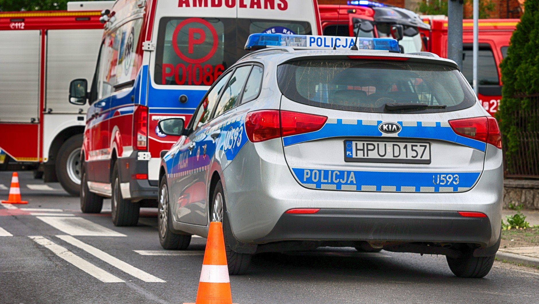 Zdaniem ratowników, w kryzysowych sytuacjach policjanci powinni wezwać pogotowie, a do jego przyjazdu, w miarę możliwości sami udzielać pomocy.