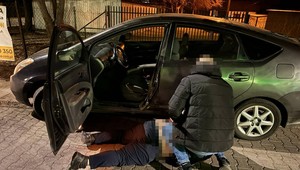 Gang "elektryków" z Gruzji w rękach policji. Kradli akumulatory do hybryd [Wideo]