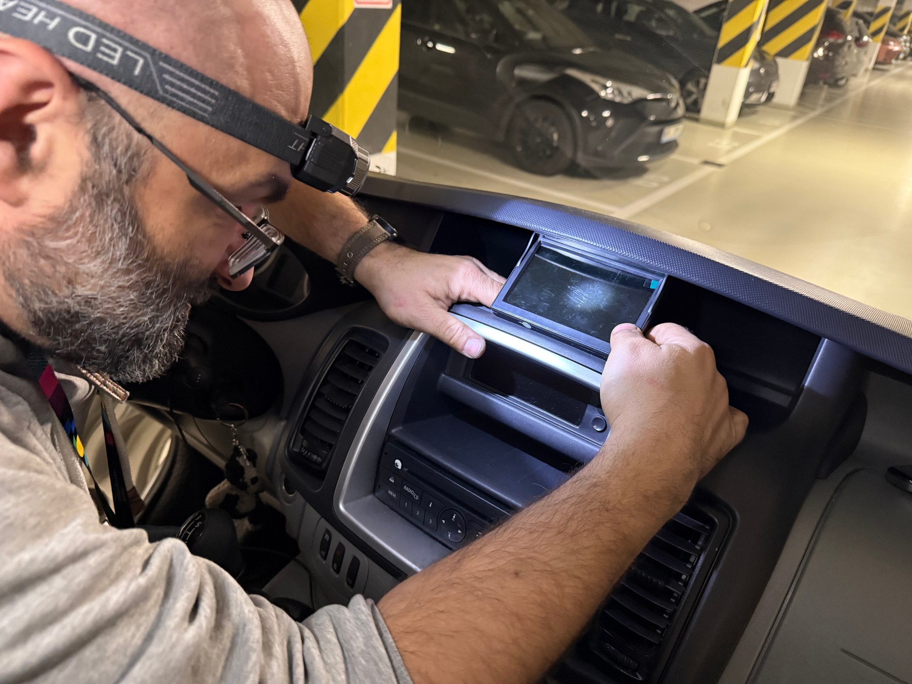 Przymierzamy monitorek –zamontować można go na wiele sposobów