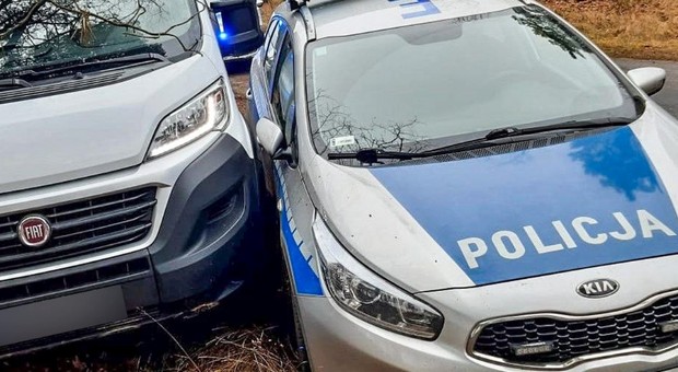 Staranował radiowóz kradzionym autem i chciał przejechać policjanta. Gorzko pożałował...