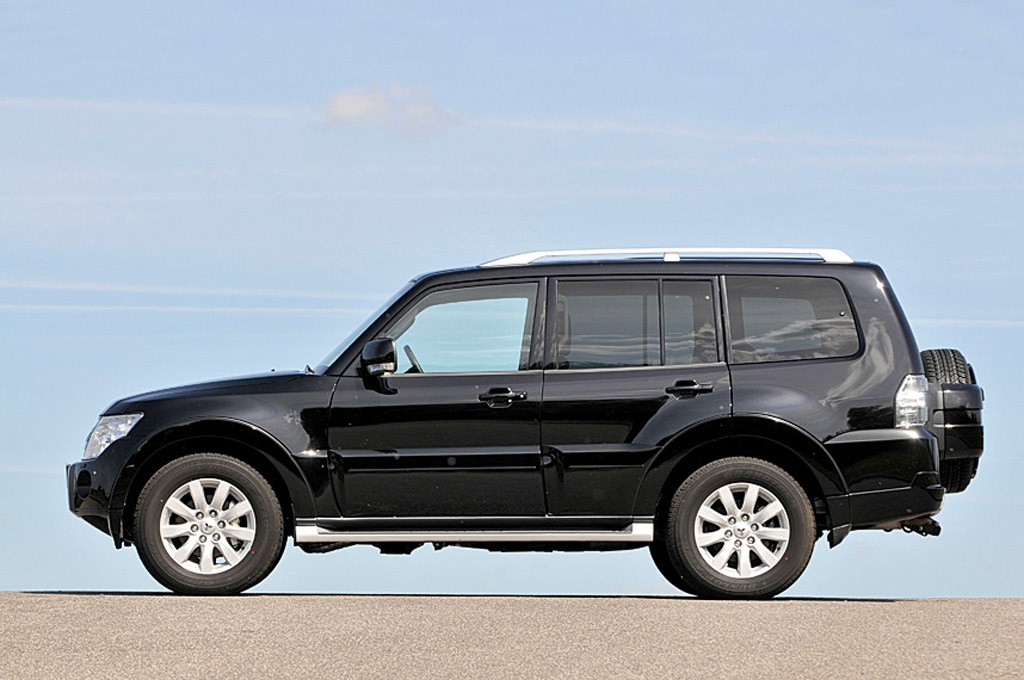 Luksusowe terenówki na wszelki wypadek: Mitsubishi Pajero kontra Toyota Land Cruiser, Land Rover Discovery i Nissan Pathfinder