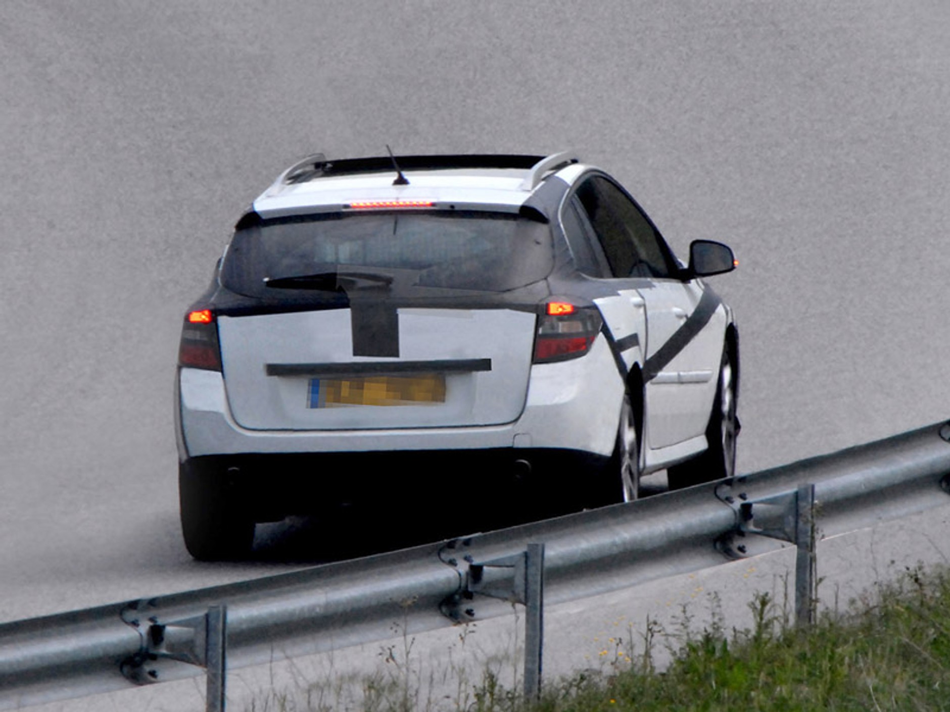 Zdjęcia szpiegowskie: nowy Renault Laguna na krótko przed premierą (+ wideo)