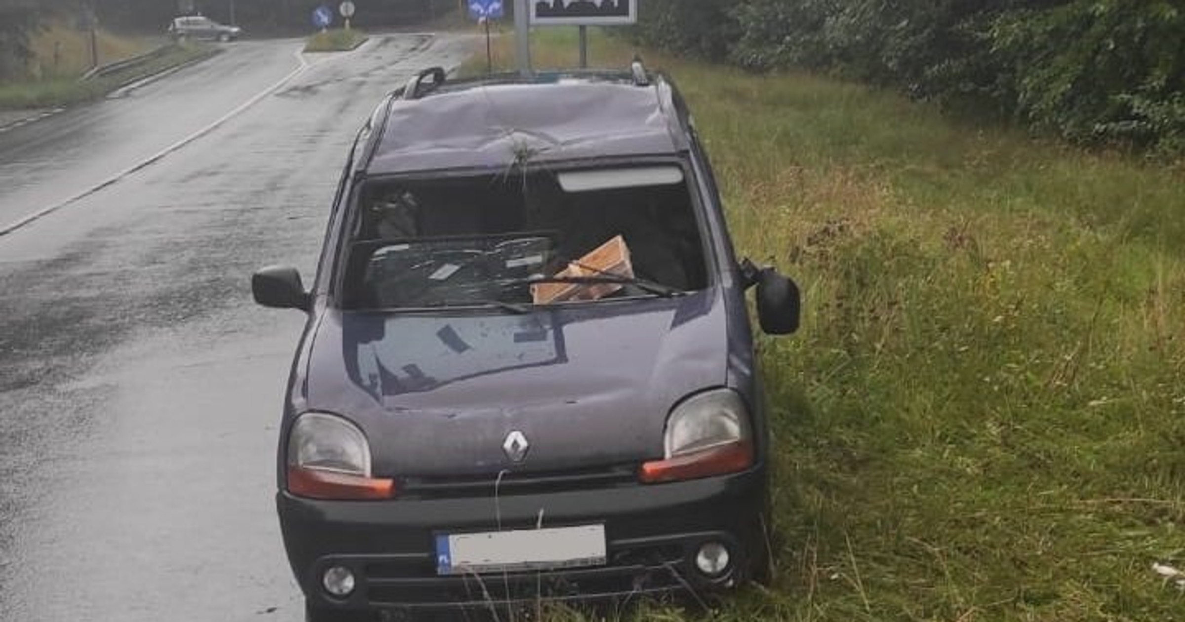 Kierowca po dachowaniu próbował wręczyć policjantom łapówkę