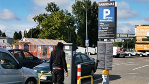 Nieuważnie parkowali przed marketem. Teraz żądają od nich pieniędzy