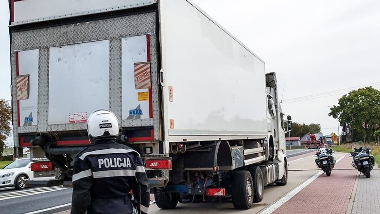 Ciężarówka przewoziła drugą ciężarówkę. Sporo wykroczeń