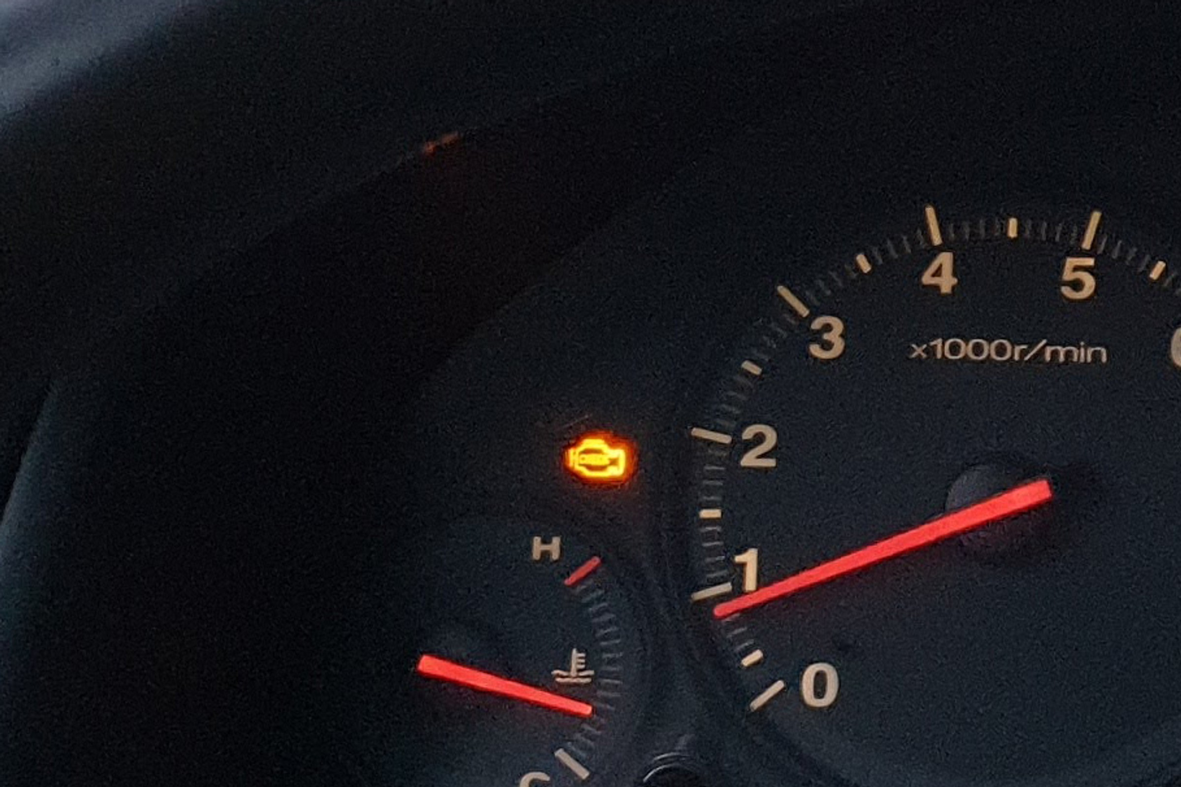 Świeci kontrolka check engine, ale czy na pewno zepsuł się silnik? I kiedy reagować natychmiast, a kiedy na spokojnie?