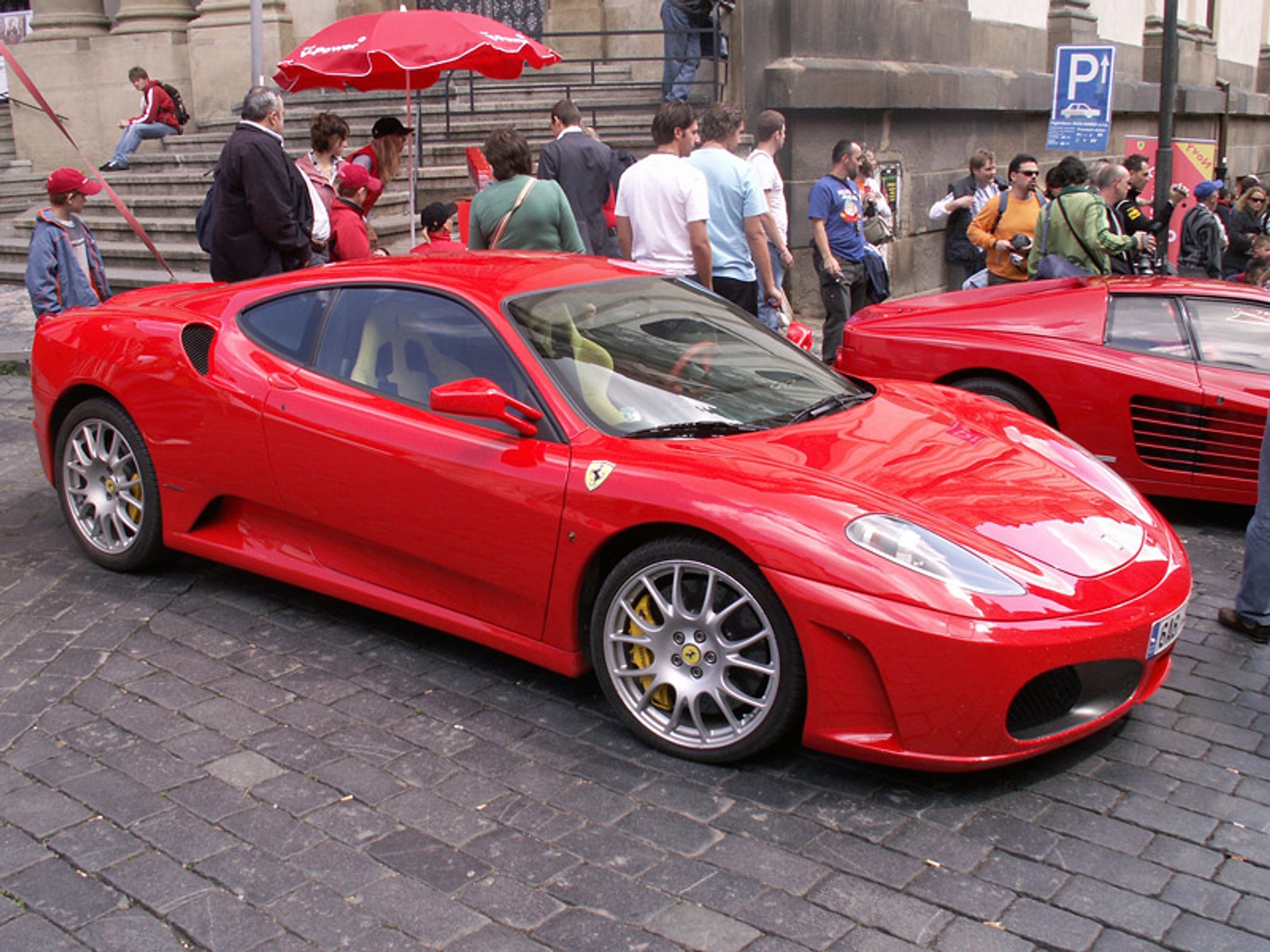 Pięćdziesiąt aut Ferrari: światowa sztafeta w Pradze!