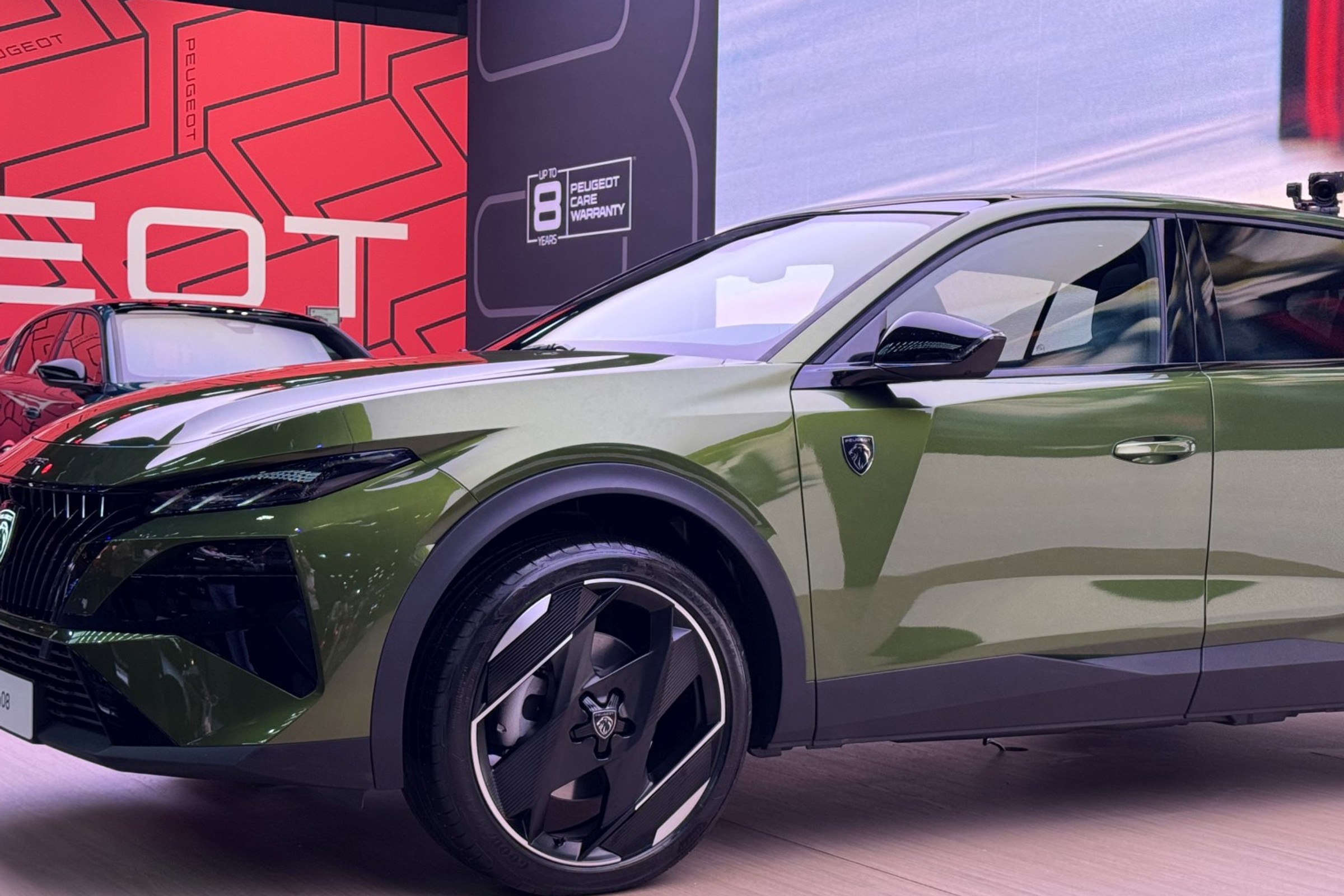 Nowy Peugeot 408 wjeżdża do Polski. Znamy ceny dwóch hybryd i elektryka