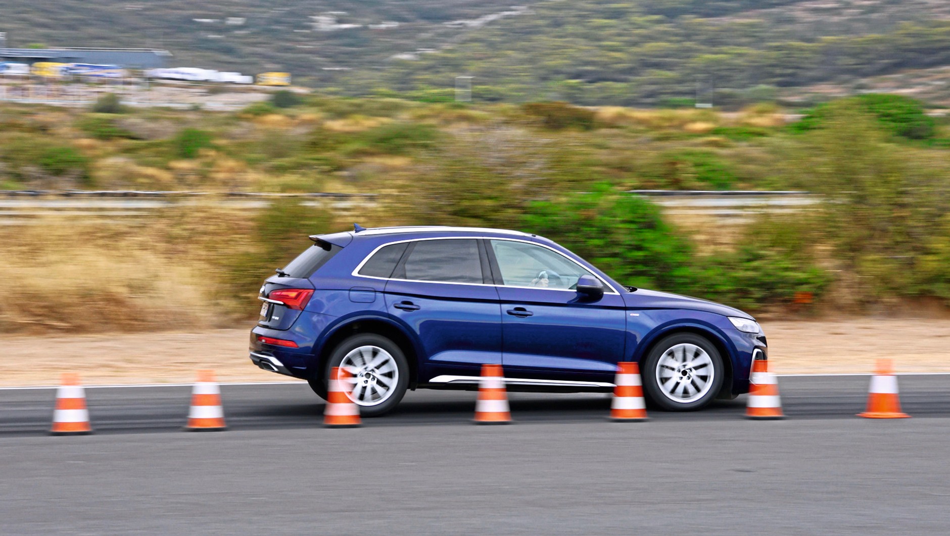 Test opon letnich do SUV-ów: próba hamowania na suchej nawierzchni.
