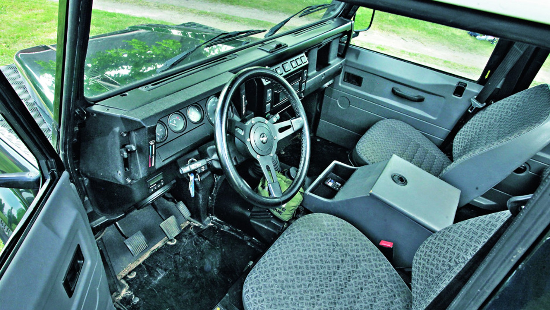 Land Rover Defender: jeśli tapicerka nie ma dziur, wyrwanej gąbki, a plastiki nie są popękane, to znaczy, że... auto jest po odbudowie.
