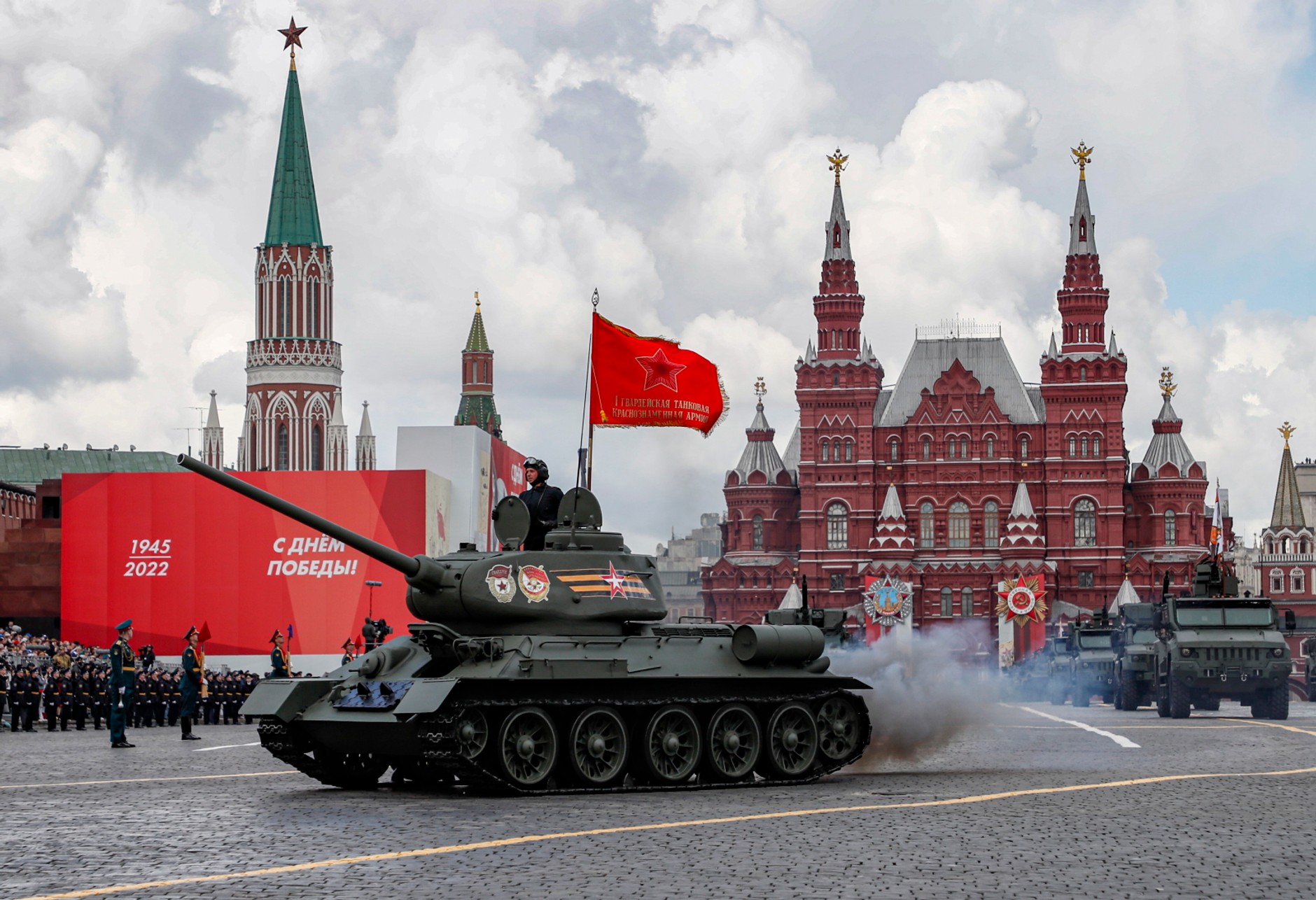 Parada wojskowa w Moskwie z okazji Dnia Zwycięstwa - czołgi T34