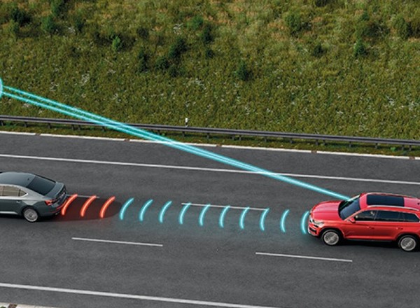 Badania dowodzą, że kierowcy nie wiedzą, jak korzystać z adaptacyjnych tempomatów