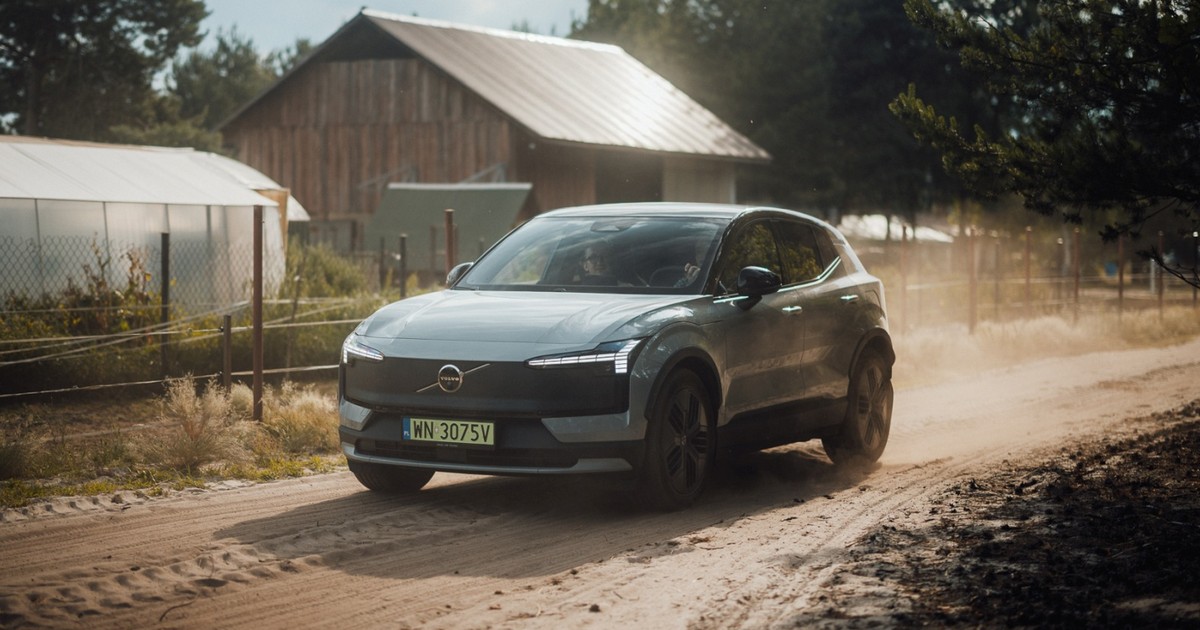 Volvo EX30 Cross Country na drodze gruntowej