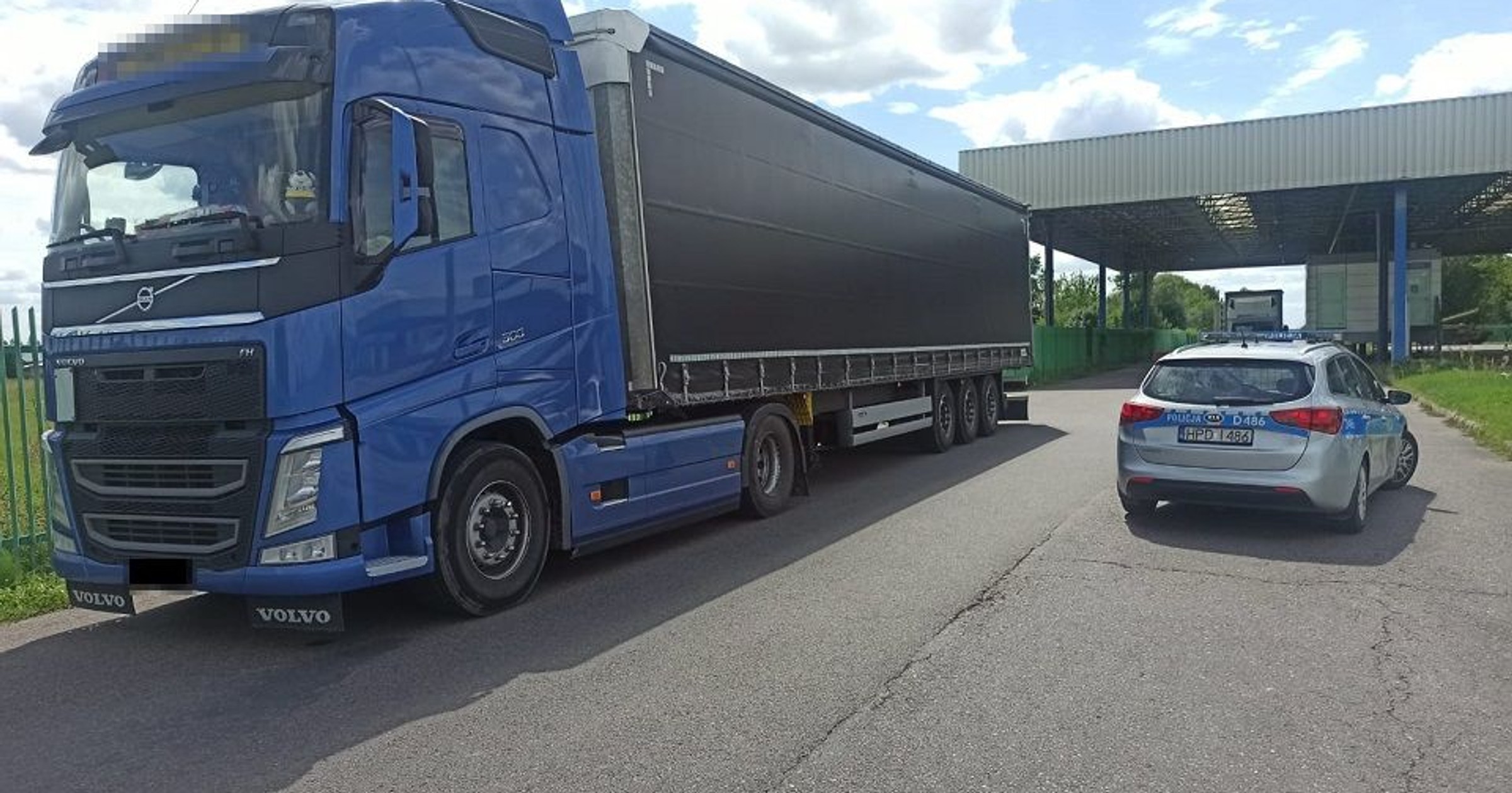 Kierowca tego tira miał w organizmie cztery promile alkoholu.