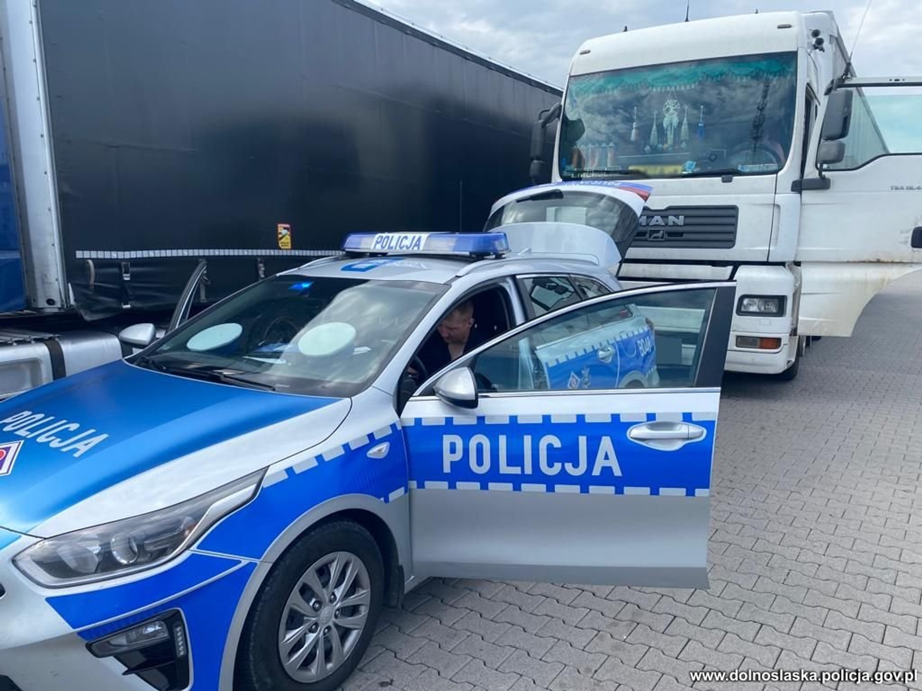Zakaz wyprzedzania się ciężarówek — kontrole policji.