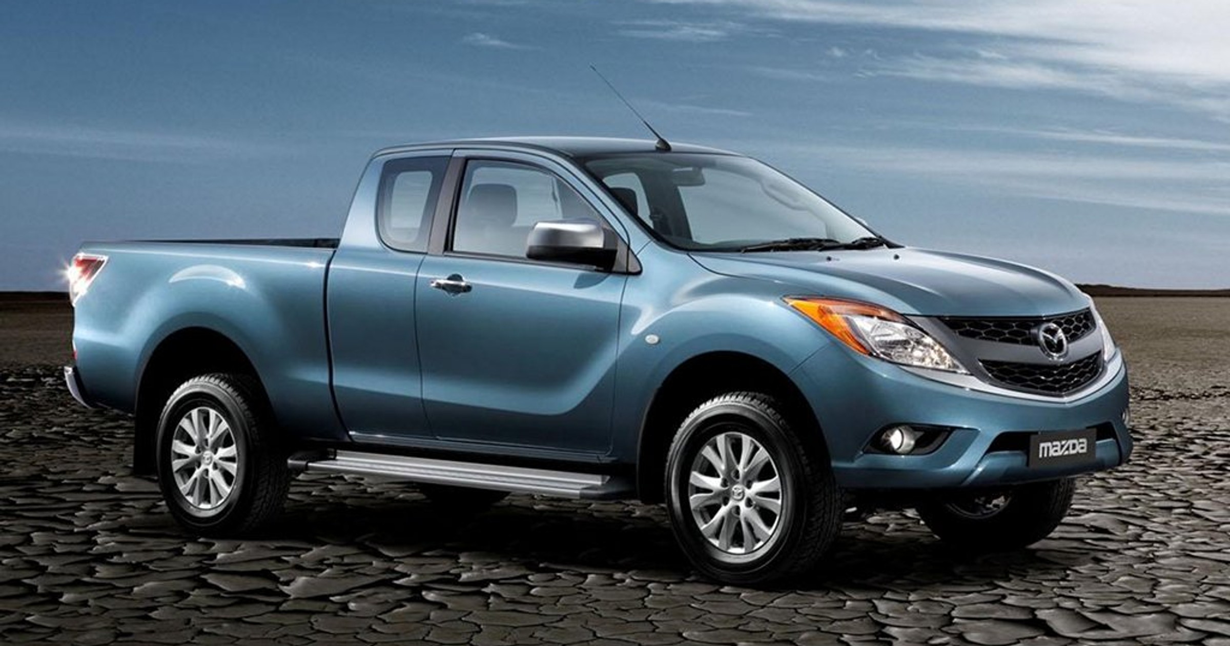 Mazda BT-50 z drzwiami otwieranymi pod wiatr