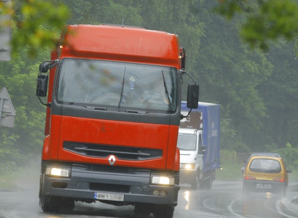 Test na prawo jazdy – pytania dla kierowców ciężarówek i autobusów. Spróbujesz?