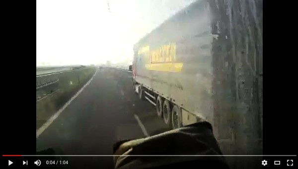 TIR wyprzedza TIR-a, czyli wyprzedzanie po polsku